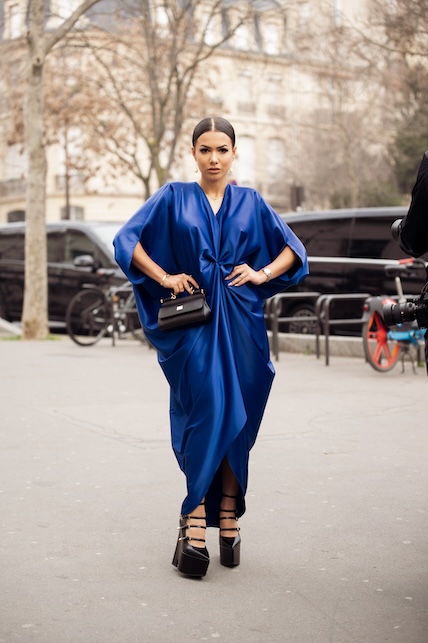 donna con abito bluette e scarpe nere
