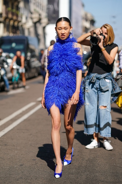 donna con abito bluette e scarpe bicolore