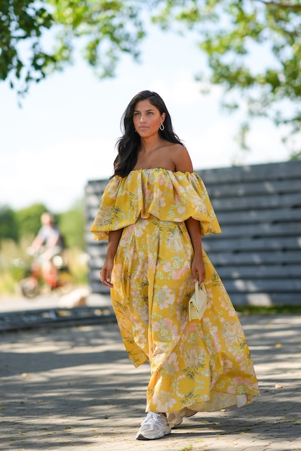 ragazza con abito lungo a fiori giallo