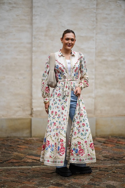 ragazza con abito lungo a fiori e jeans