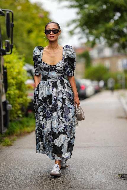 ragazza con abito lungo a fiori e sneakers