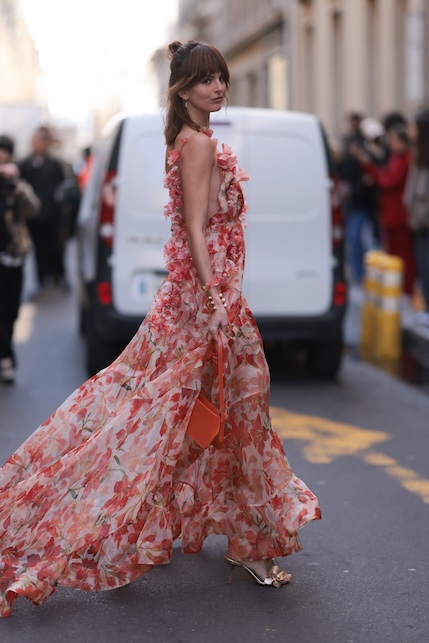 ragazza con abito lungo a fiori arancioni
