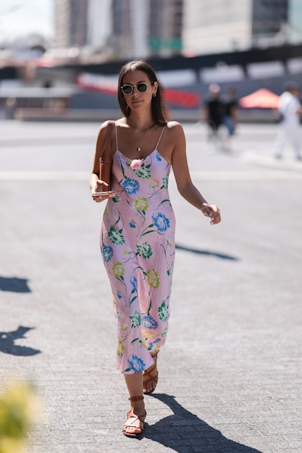 ragazza con abito lungo a fiori a sottoveste