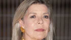 Carolina di Monaco osa col giallo trasparente e sostituisce Charlotte Casiraghi con Andrea