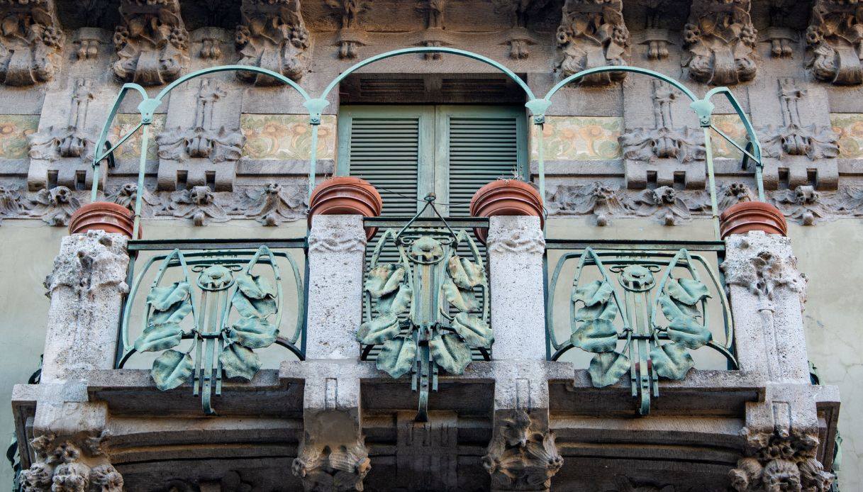 Il magnifico balcone di Casa Campanini a Milano