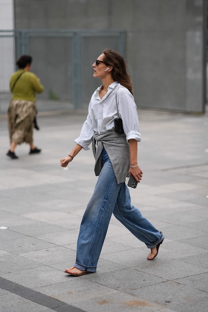 ragazza con camicia, jeans e infradito