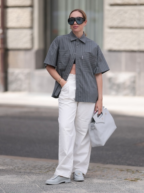 ragazza con jeans bianchi e maglia grigia