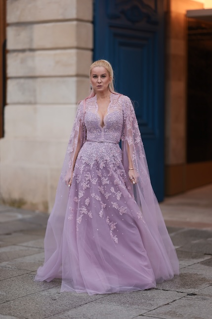 donna con abito elegante lilla