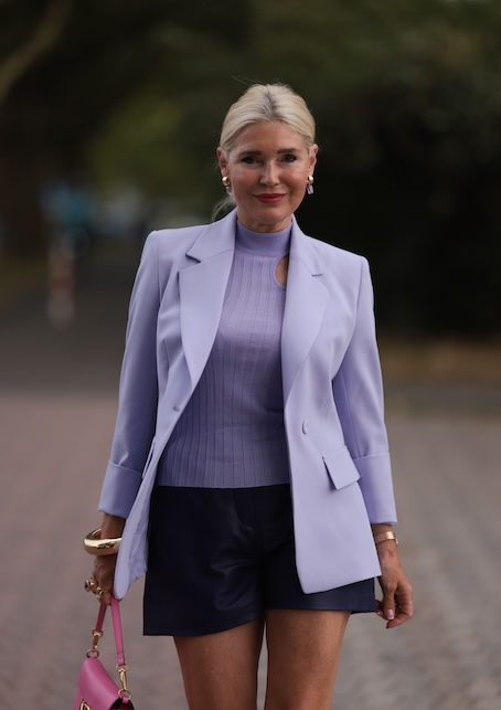 donna con giacca e dolcevita lilla