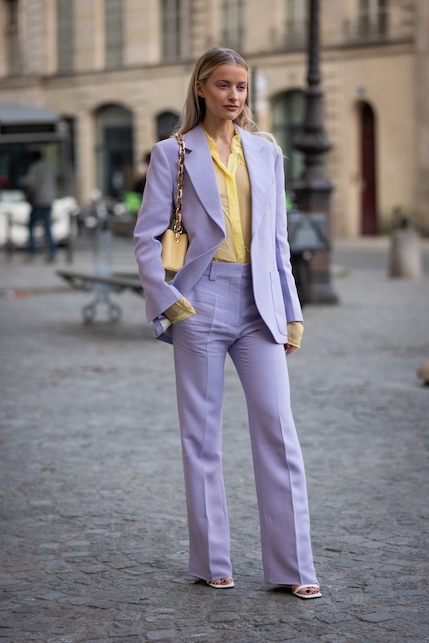 Donna con taillur lilla e camicia gialla