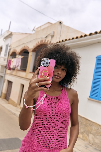 ragazza con top in rete e cover fucsia