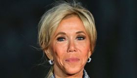 Brigitte Macron chic anche con la maglia della nazionale, il look a cui ispirarsi