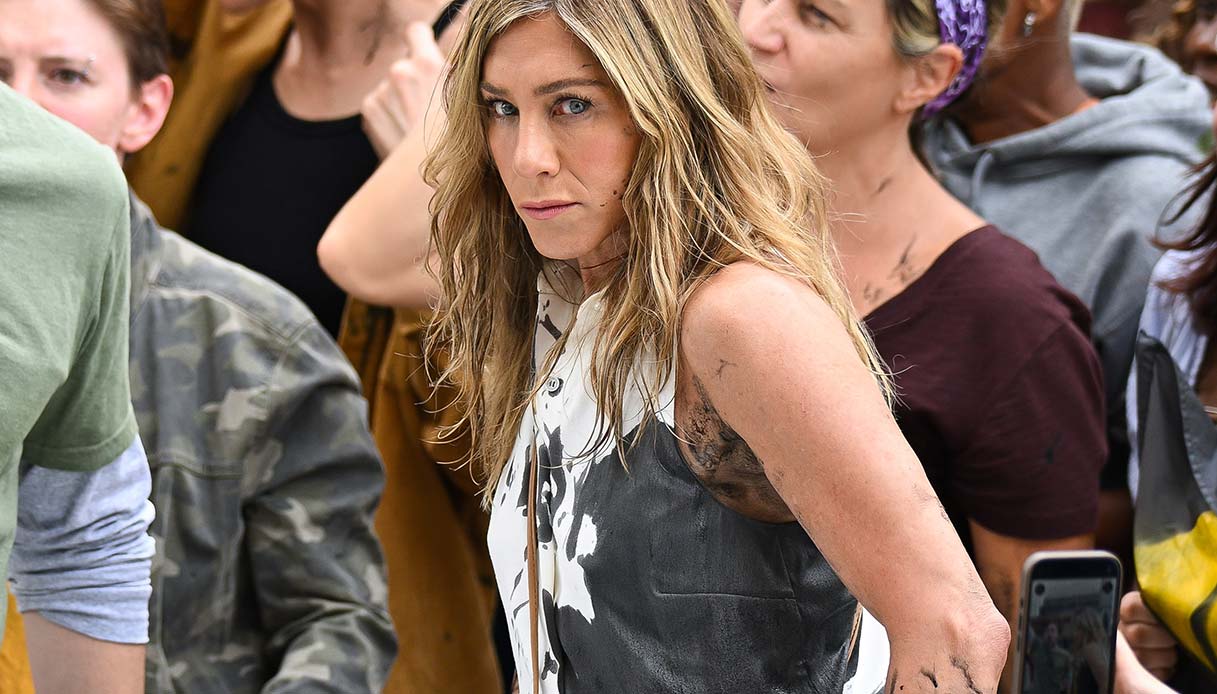 Jennifer Aniston imbrattata di petrolio durante una manifestazione di protesta a New York