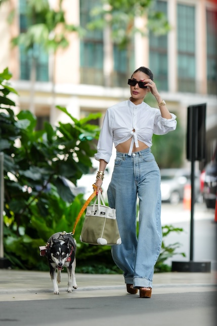 ragazza con jeans wide leg e camicia