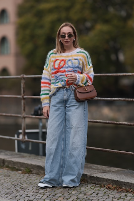ragazza con jeans wide leg e maglia colorata