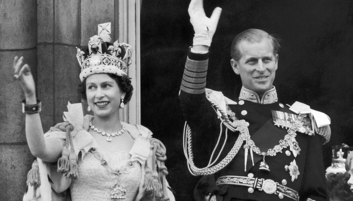 La Regina e il Duca di Edimburgo salutano dal balcone di Buckingham Palace dopo l'incoronazione, il 2 giugno 1953