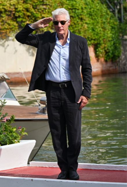 Richard Gere, il look dell'arrivo a Venezia