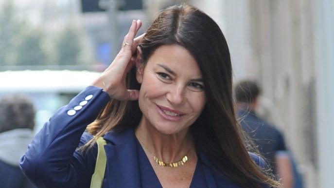 Ilaria D’Amico, blazer blu e jeans a zampa. Look perfetto per lo shopping