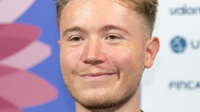 Il filo rosso, testo e significato del nuovo singolo di Alfa