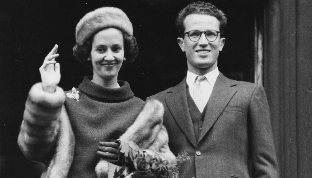 Re Baldovino del Belgio e la sua fidanzata Dona Fabiola salutano dal balcone del municipio dopo l'annuncio del loro fidanzamento a Bruxelles, 26 settembre 1960.