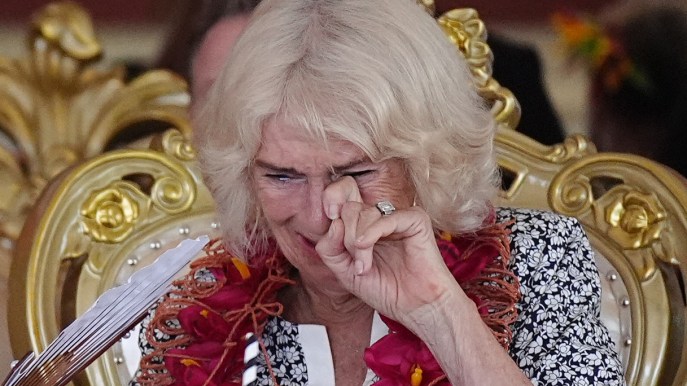Re Carlo, la foto da innamorato e le lacrime di Camilla. Il protocollo va in frantumi