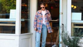Plaid shacket, la giacca ossessione dell’autunno che abbiamo visto a Gigi Hadid e che vogliamo indossare