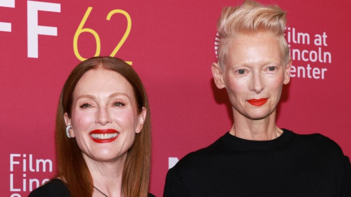 Julianne Moore e Tilda Swinton: labbra rosse e total black per la premiere di Almodóvar