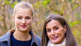 Letizia di Spagna rispolvera il cappotto pied de poule, Leonor splende con il look country