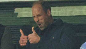 William senza freni, se la spassa con gli amici e lascia a casa Kate Middleton