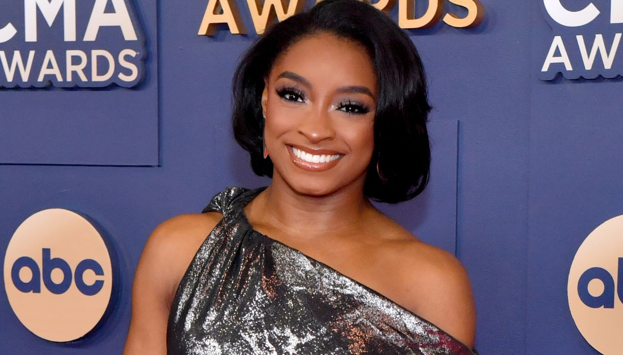 Simone Biles sfoggia il suo nuovo caschetto sul red carpet