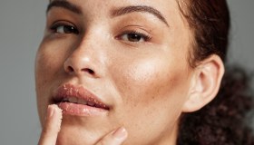 Lo scrub labbra è il trattamento beauty da aggiungere alla tua skincare routine