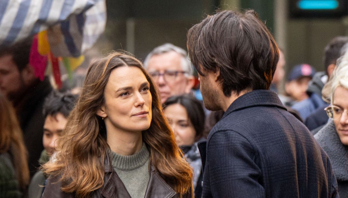 Keira Knightley e Andrew Koji sul set di "Black Doves"
