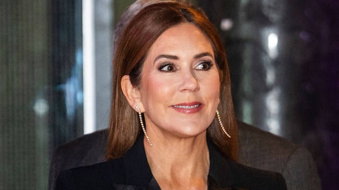 Mary di Danimarca sensuale in smoking, riconquista suo marito a un anno dal tradimento