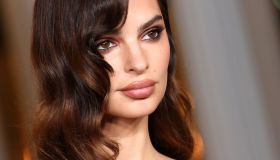 È il momento di provare la tinta labbra “effetto vinilico” che spopola su TikTok. Ora è scontata