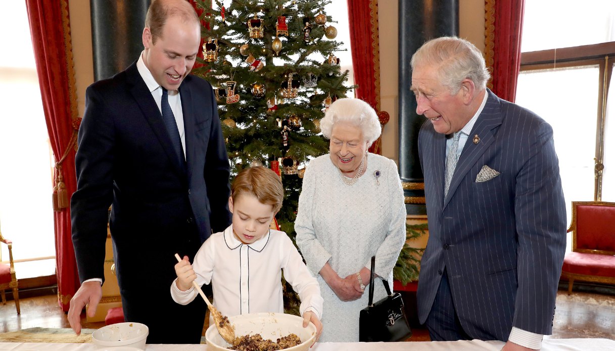 La Regina Elisabetta II, il Principe Carlo, il Principe William e il Principe George nel 2019 preparano il pudding nella Music Room di Buckingham Palace