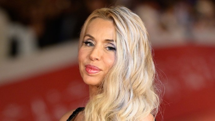 Valeria Marini aggredita fuori casa: “Sono scossa”. Cosa è successo