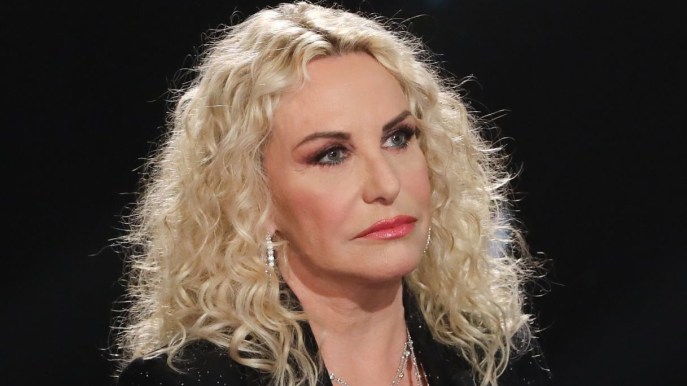 Antonella Clerici con gli occhiali in diretta: “Ho l’occhio gonfio, spero di guarire”