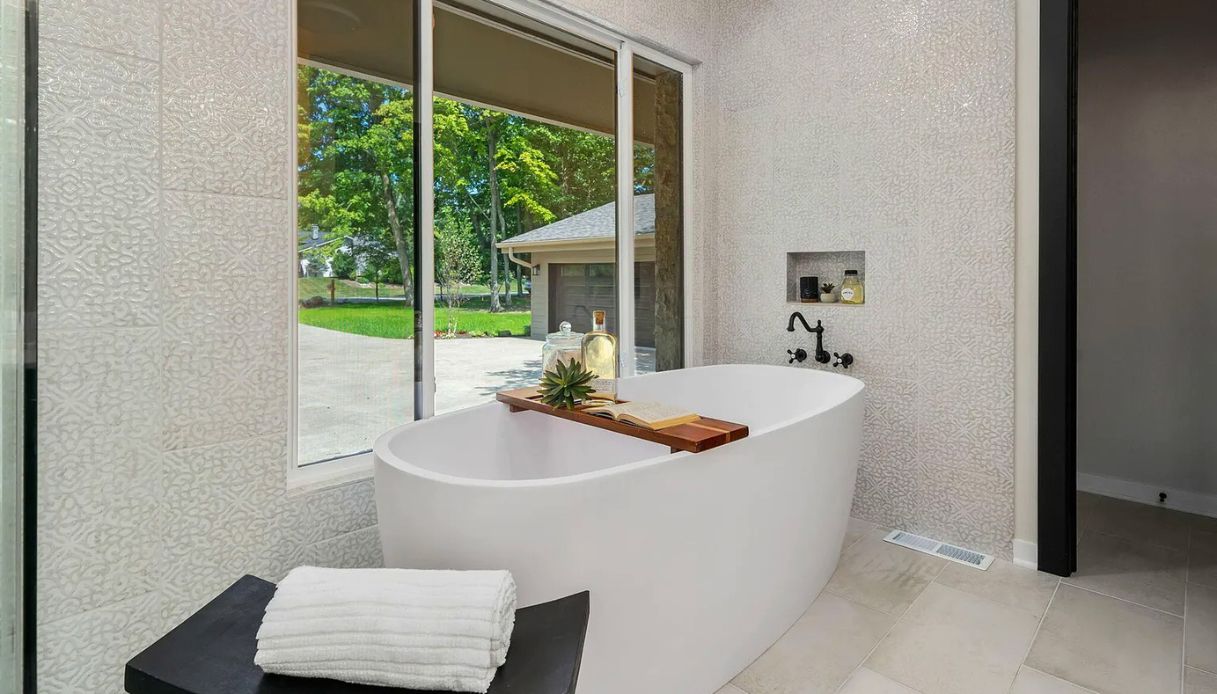 Anche il bagno è molto curato, in stile moderno