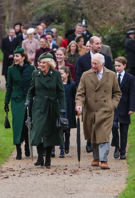 La Famiglia Reale all'entrata della messa natalizia a Sandringham
