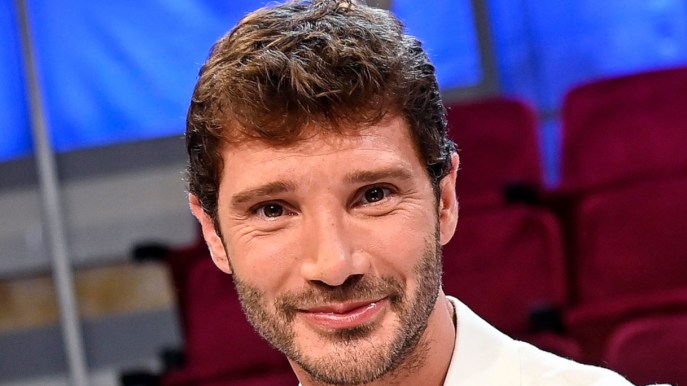 Stefano De Martino mattatore a teatro guarda a Sanremo. E parla di Affari Tuoi
