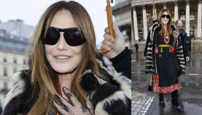 Carla Bruni alla sfilata di Valentino, pelliccia bicolor e guanti di pizzo