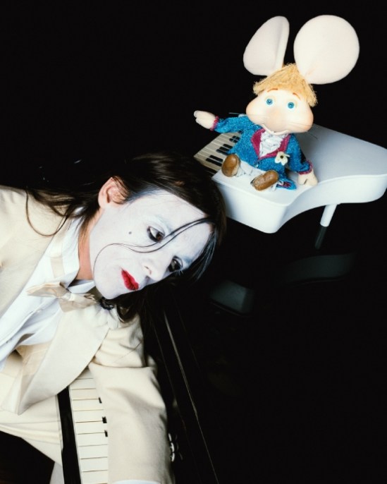 Lucio Corsi con Topo Gigio a "Sanremo 2025"