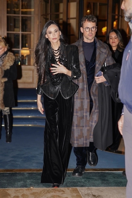 Demi Moore incanta alla Paris Fashion Week 2025