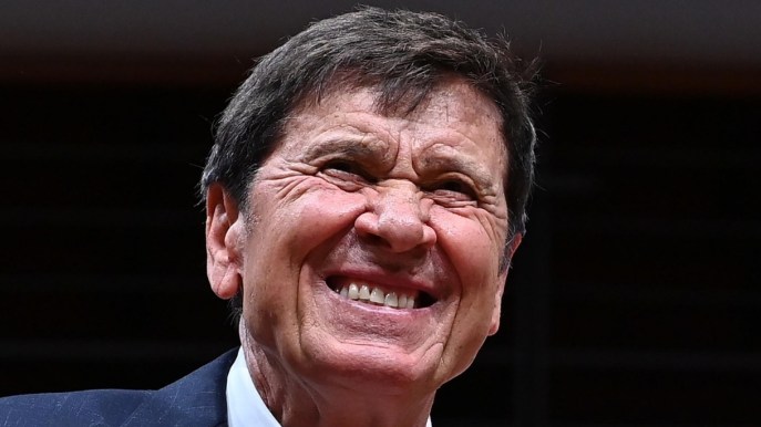 Gianni Morandi a Domenica In, l’incidente con il vestito e il ricordo del periodo più buio