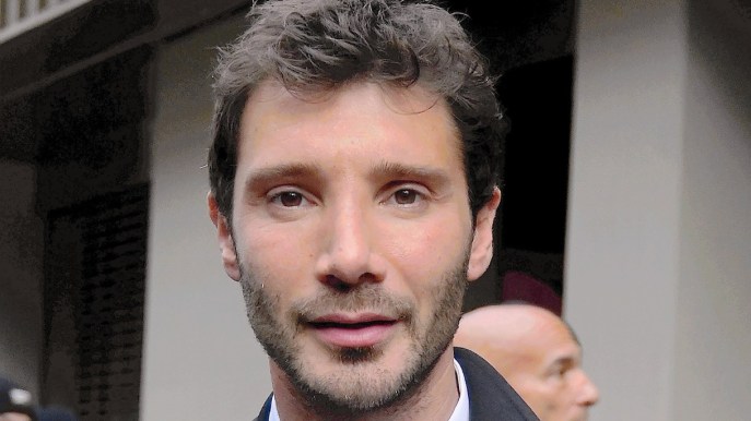 Stefano De Martino, eleganza e sensualità in trench alla Milano Fashion Week