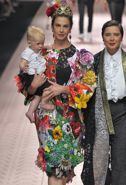 Elettra Rossellini col figlio Ronin e la madre Isabella