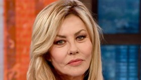 Grande Fratello, paura per la caduta di Eva Grimaldi: “Con un bicchiere di vetro in mano”