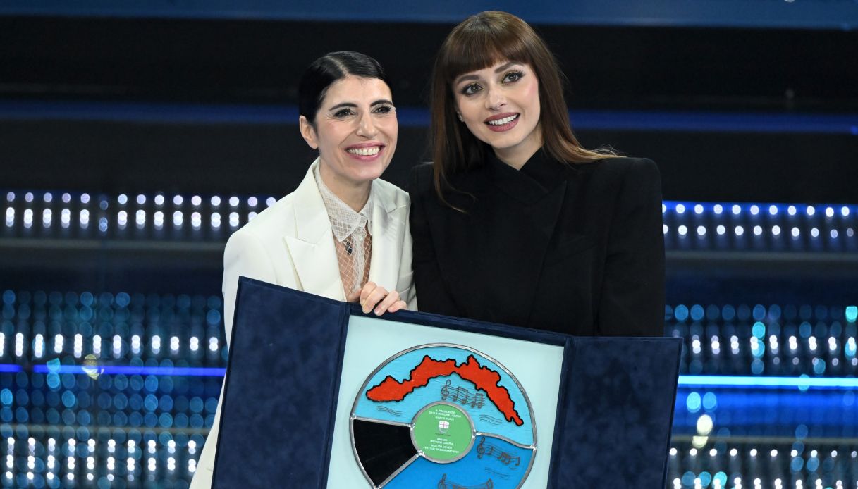 Giorgia e Annalisa con il premio della serata delle cover di Sanremo 2025