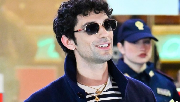 Bresh a Sanremo 2025 indossa la sua canzone: il mistero della collana granchio