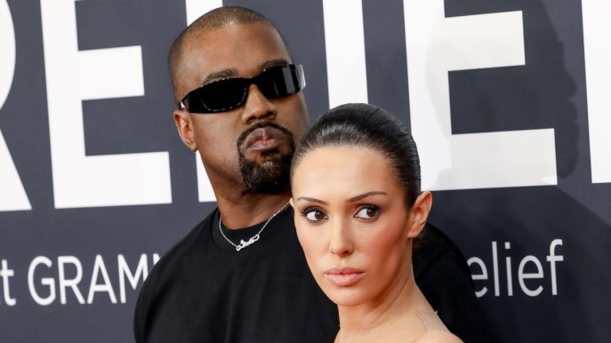 Bianca Censori e Kanye West all’after party dei Grammy. Lei indossa solo un body di tulle
